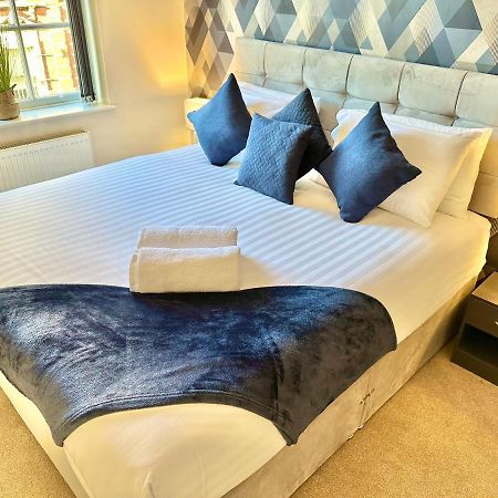 בורנמות' A Stylish Retreat - Super King Bed - Heart Of Town Centre - 5 Mins Stroll To Beach מראה חיצוני תמונה