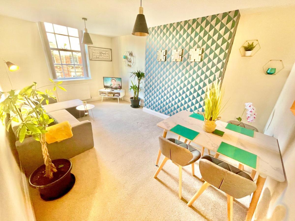 בורנמות' A Stylish Retreat - Super King Bed - Heart Of Town Centre - 5 Mins Stroll To Beach מראה חיצוני תמונה