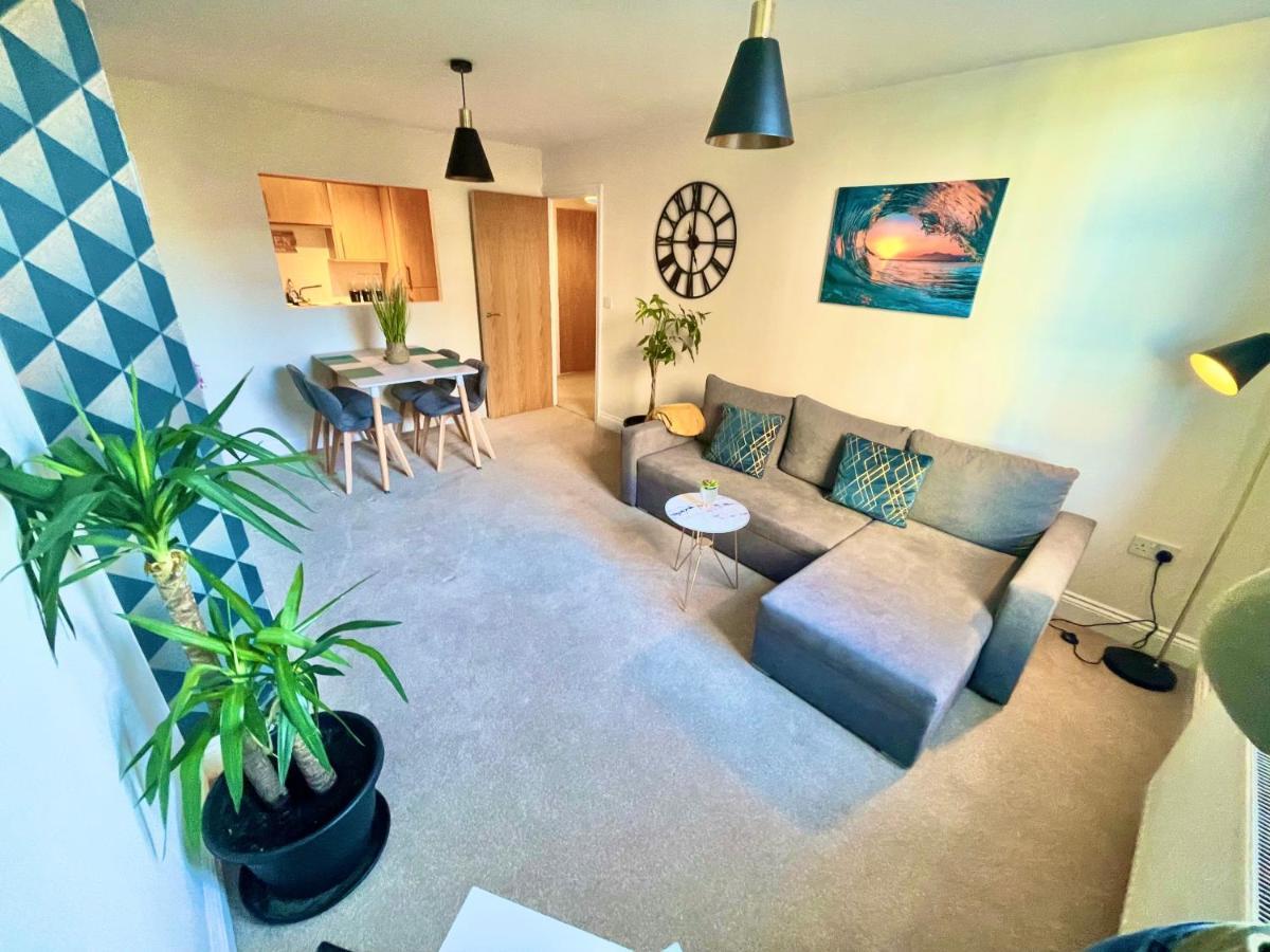 בורנמות' A Stylish Retreat - Super King Bed - Heart Of Town Centre - 5 Mins Stroll To Beach מראה חיצוני תמונה