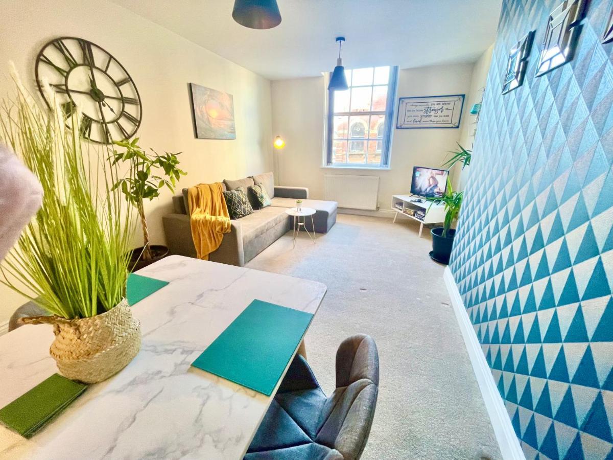 בורנמות' A Stylish Retreat - Super King Bed - Heart Of Town Centre - 5 Mins Stroll To Beach מראה חיצוני תמונה