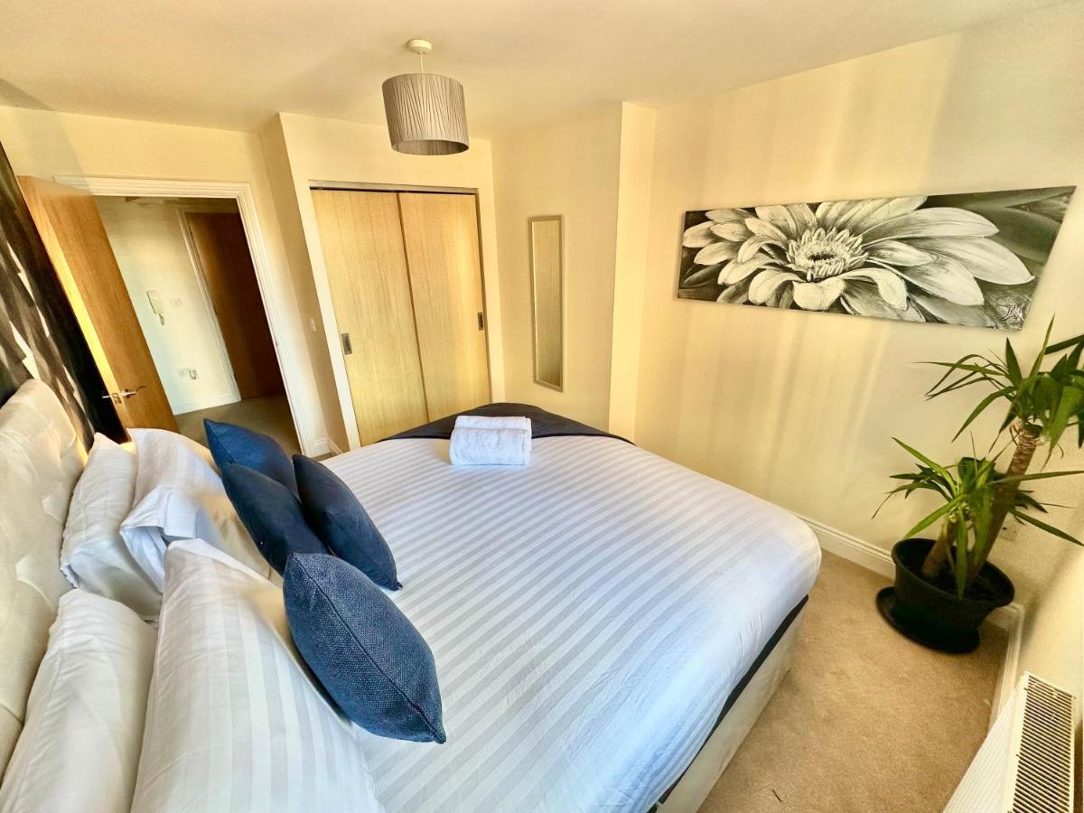 בורנמות' A Stylish Retreat - Super King Bed - Heart Of Town Centre - 5 Mins Stroll To Beach מראה חיצוני תמונה