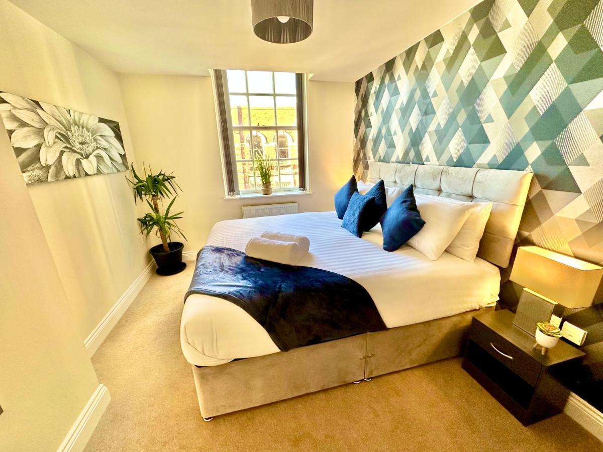בורנמות' A Stylish Retreat - Super King Bed - Heart Of Town Centre - 5 Mins Stroll To Beach מראה חיצוני תמונה