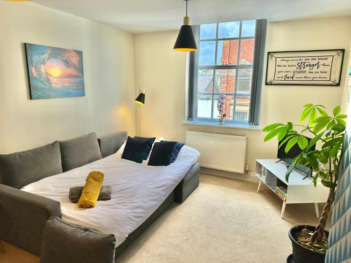 בורנמות' A Stylish Retreat - Super King Bed - Heart Of Town Centre - 5 Mins Stroll To Beach מראה חיצוני תמונה